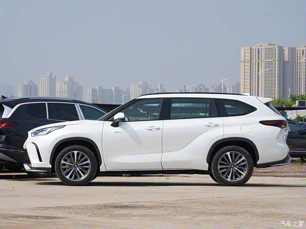 一汽丰田 皇冠陆放 2024款 2.5L HEV两驱豪华版 一汽丰田 皇冠陆放 2024款 2.5L HEV两驱豪华版