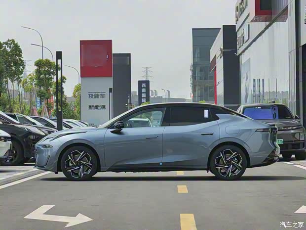 领克 领克07 2024款 EM-P 126长续航 Ultra 领克 领克07 2024款 EM-P 126长续航 Ultra