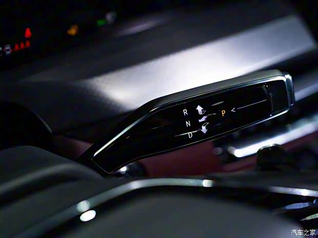 上汽通用凱迪拉克 凱迪拉克XT5 2025款 2.0T 四驅(qū)尊貴型