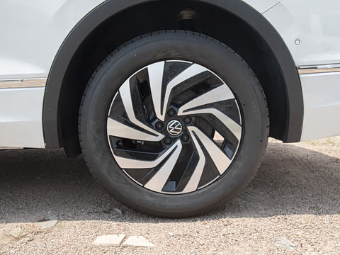 2024款 出众款 330TSI 自动两驱R-Line龙耀版 2024款 出众款 330TSI 自动两驱R-Line龙耀版