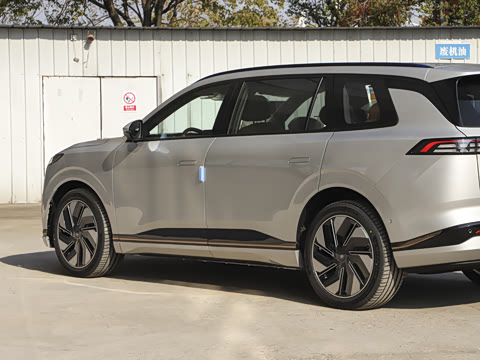 2025款 636Max纯电版 5座 2025款 636Max纯电版 5座