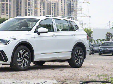 2024款 出众款 330TSI 自动两驱R-Line龙耀版 2024款 出众款 330TSI 自动两驱R-Line龙耀版