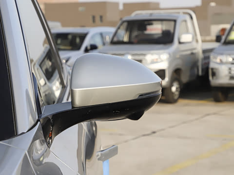 2025款 210Max增程版 5座 2025款 210Max增程版 5座