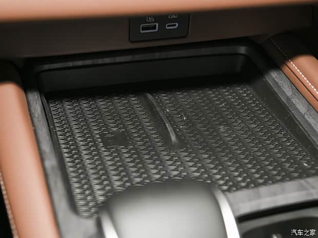 奇瑞汽车 艾瑞泽8 2024款 2.0T 御+ 奇瑞汽车 艾瑞泽8 2024款 2.0T 御+