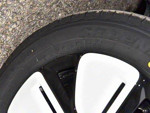 2025款 四门版 臻享+款 2025款 四门版 臻享+款