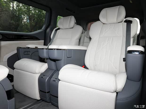 极氪 极氪009 2024款 六座行政版四驱 极氪 极氪009 2024款 六座行政版四驱