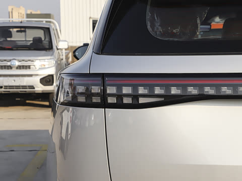 2025款 210Max增程版 5座 2025款 210Max增程版 5座