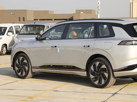 2025款 210Max增程版 5座 2025款 210Max增程版 5座