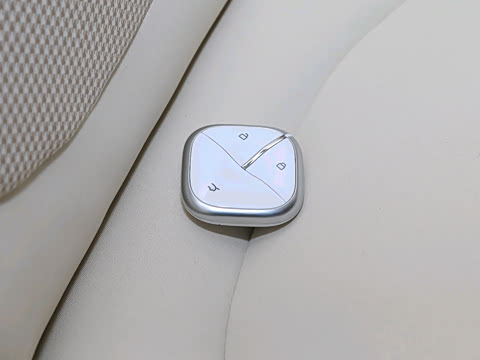 2025款 四门版 301km 臻享+款 2025款 四门版 301km 臻享+款