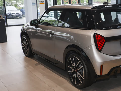 2025款 2.0T COOPER S 赛车手 三门版 2025款 2.0T COOPER S 赛车手 三门版