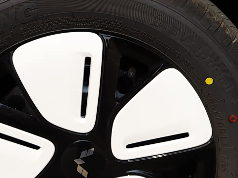 2025款 四门版 301km 臻享+款 2025款 四门版 301km 臻享+款