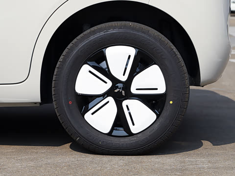 2025款 四门版 301km 臻享+款 2025款 四门版 301km 臻享+款