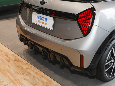 2025款 2.0T COOPER S 赛车手 三门版 2025款 2.0T COOPER S 赛车手 三门版