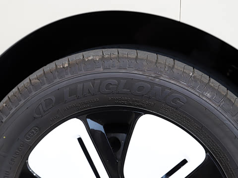 2025款 四门版 301km 臻享+款 2025款 四门版 301km 臻享+款