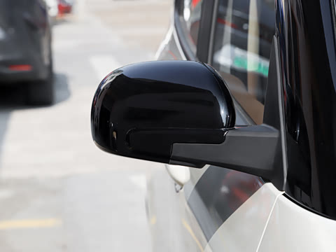 2025款 四门版 301km 臻享+款 2025款 四门版 301km 臻享+款