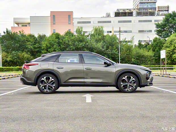 东风雪铁龙 凡尔赛C5 X 2021款 1.6T 耀不凡 东风雪铁龙 凡尔赛C5 X 2021款 1.6T 耀不凡