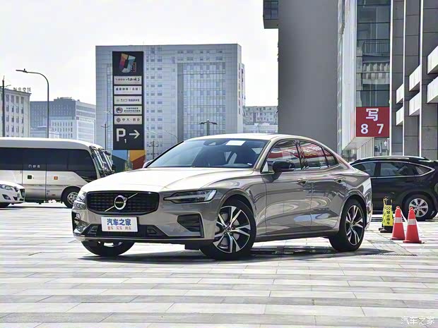 沃爾沃亞太 沃爾沃S60 2022款 B4 智遠(yuǎn)運(yùn)動(dòng)版