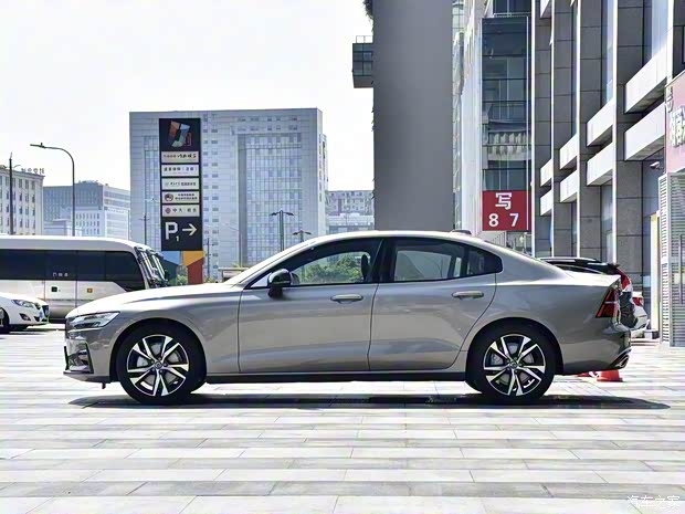 沃爾沃亞太 沃爾沃S60 2022款 B4 智遠(yuǎn)運(yùn)動(dòng)版