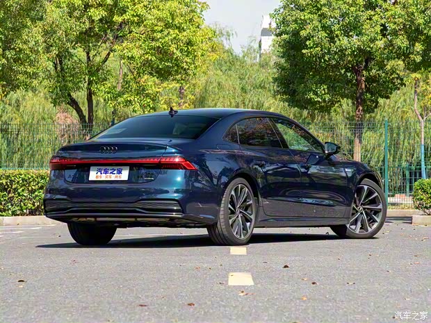 上汽奧迪 奧迪A7L 2022款 55 TFSI quattro S-line 境遠型曜黑套裝