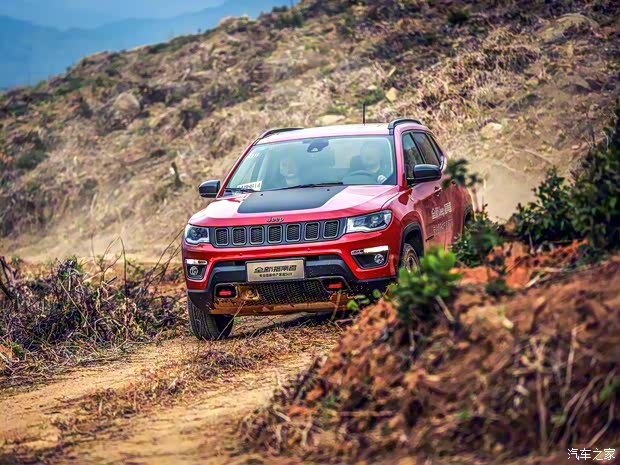 廣汽菲克Jeep 指南者 2017款 200TS 自動(dòng)高性能四驅(qū)版 廣汽菲克Jeep 指南者 2017款 200TS 自動(dòng)高性能四驅(qū)版