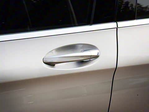 2019�� GLC 260 L 4MATIC ������