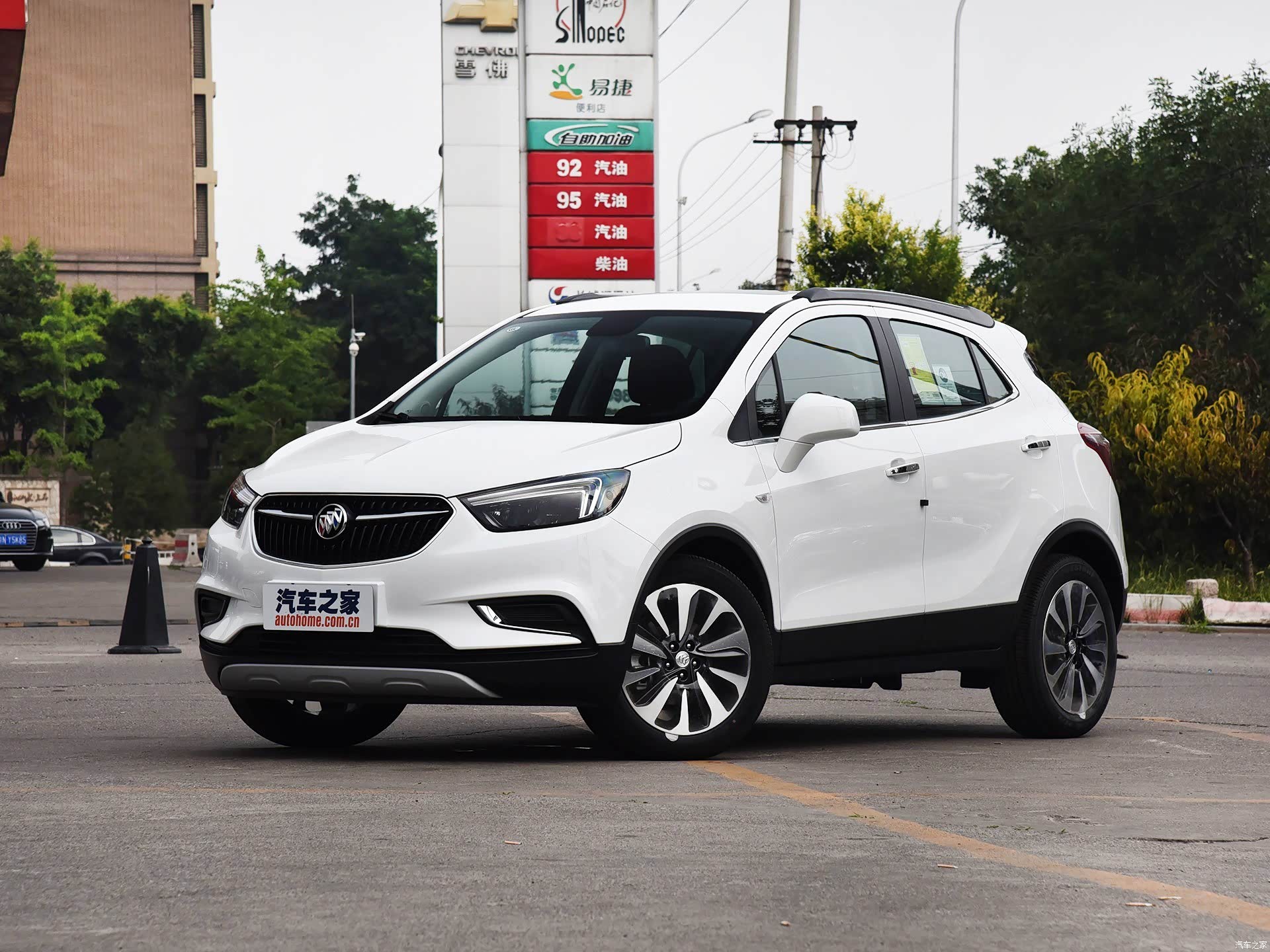 图库 别克 昂科拉 2017款 18t 自动四驱全能旗舰型 >外观  2016款