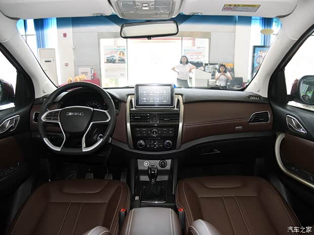 内饰部分,新车基本沿用了现款手动挡车型的内饰设计风格,并在细节