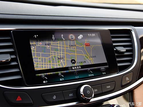 该车搭载了抬头显示系统,非常的方便以及具有未来感,抬头显示能够切换