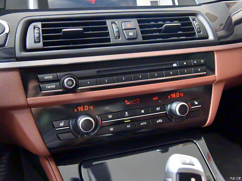 华晨宝马 宝马5系 2017款 520li 典雅型 黑色/黄棕色 中控方向盘 已经