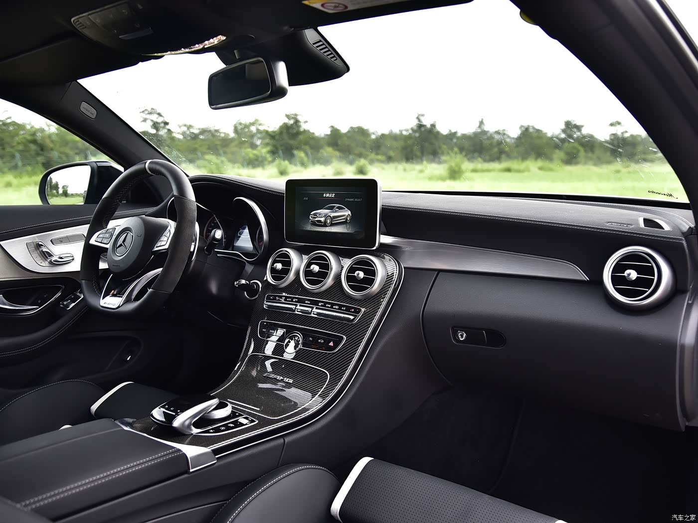 amg c 63 s coupe查看高清图分类:中控(27张)座椅(19张)展开全部内饰