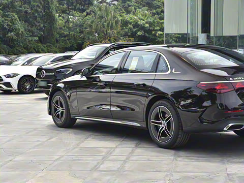 2025�� �Ŀ� E 300 L �����˶���