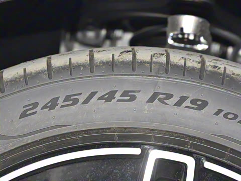 2025�� �Ŀ� E 300 L �����˶���