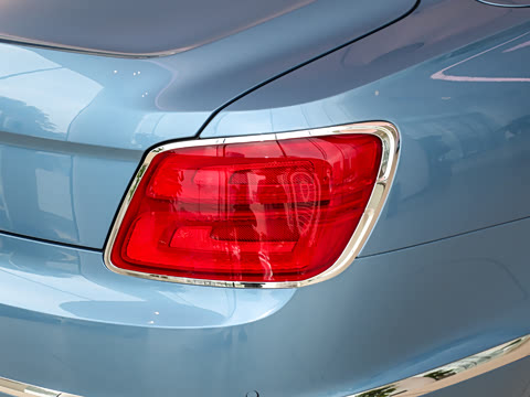 2026�� 4.0T V8 Mulliner