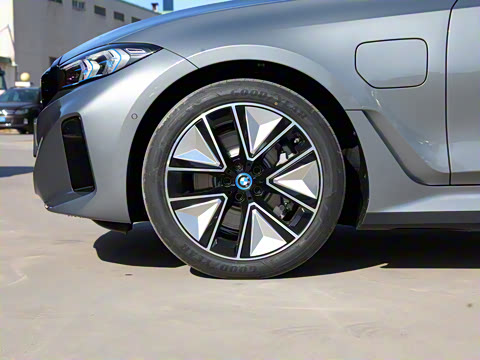 2023�� eDrive 40 L ��ҹ�˶���װ