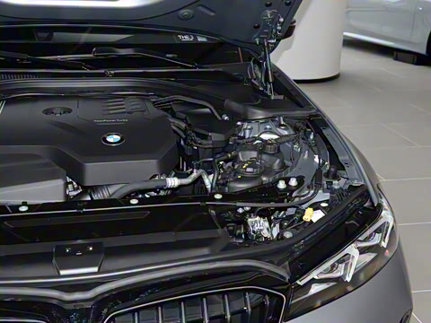 2025�� 330Li 50����������