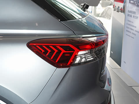 2022�� 40 e-tron ������