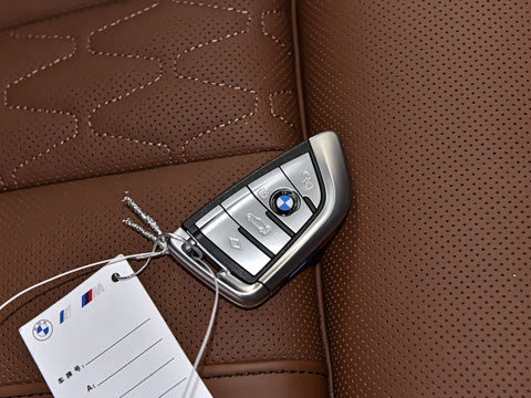 2022�� xDrive M50i