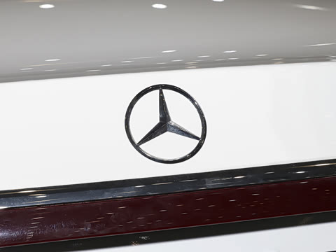 2025�� �Ŀ� E 300 L ������