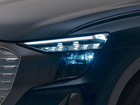 2022�� 50 e-tron quattro ��ҫ�� ������װ