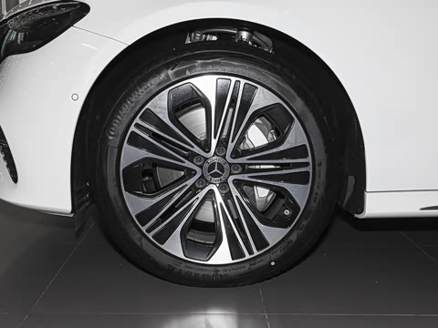 2025�� �Ŀ� E 300 L ������