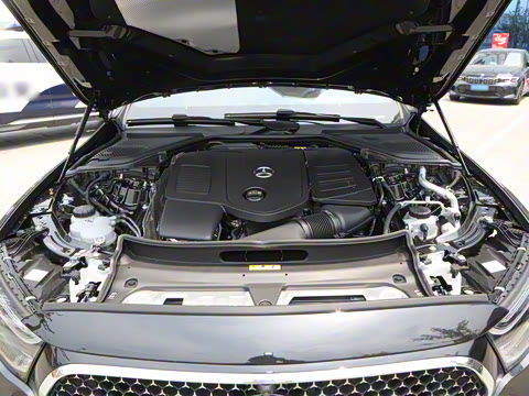 2025�� �Ŀ� E 300 �������˶���