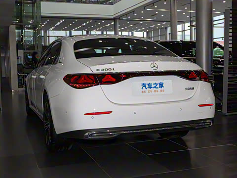 2025�� �Ŀ� E 300 L ������