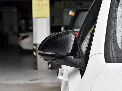 2025�� �Ŀ� E 260 �˶���