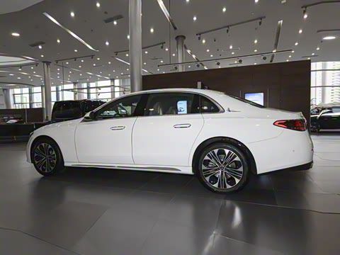 2025�� �Ŀ� E 300 L ������