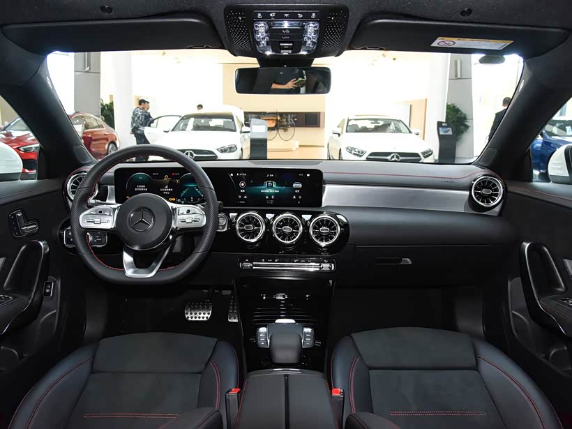 体验更为直接的,就是内饰的氛围了,奔驰cla所拥有的良好内饰氛围,能让