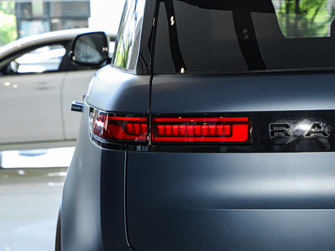 2025�� 4.4 V8 SV Edition Two