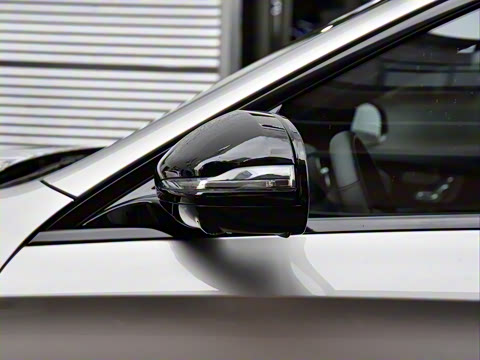 2021�� �Ŀ� E 300 �˶���