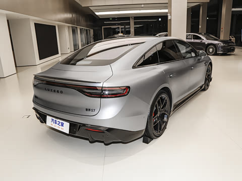 2025�� 703km Ultra�˶���