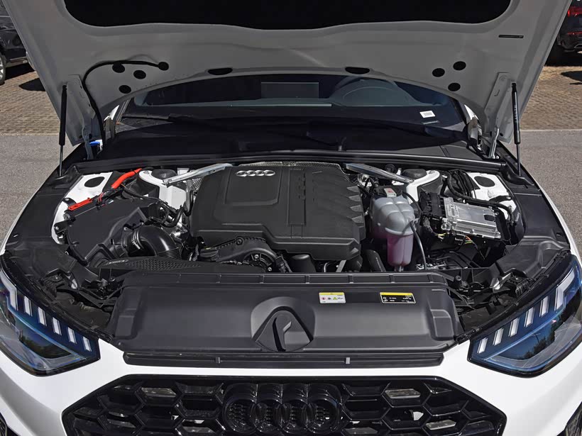 奥迪a4l店内正在促销中欢迎莅临鉴赏