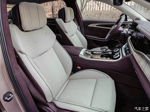 在内饰的整体布局设计上,2023款红旗h9也和老款车型保持了一致,同样在